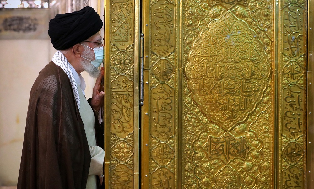 غبارروبی مضجع مطهر رضوی در سفر رهبر معظم انقلاب اسلامی به مشهد مقدس