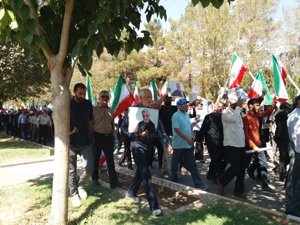 نمازگزاران کرمانی دراعتراض به اغتشاشات اخیر راهپیمایی کردند+تصاویر
