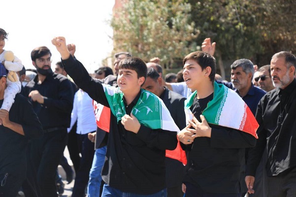 نمازگزاران کرمانی دراعتراض به اغتشاشات اخیر راهپیمایی کردند+تصاویر