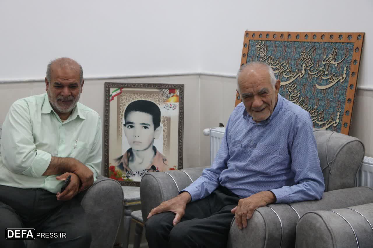 دیدار خادمان شهدای اردکان با خانواده شهید «حمزه احمدی» + تصاویر