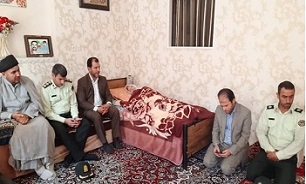دیدار مسئولین شهرستان بهار با خانواده شهید شاخص فراجا در استان همدان