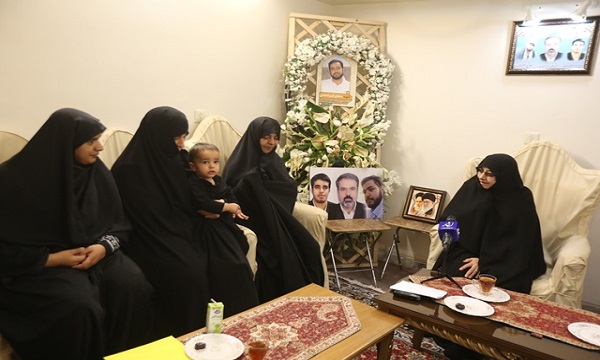خزعلی با خانواده شهید امنیت «سلمان امیراحمدی» دیدار کرد