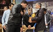 اهدای جام قهرمانی جام‌جهانی ۲۰۲۲ کشتی فرنگی به خانواده شهید «علی‌وردی»