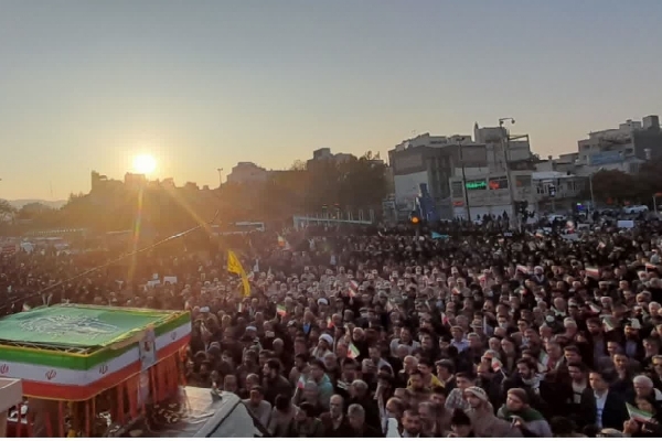 سنگ تمام مشهدی‌ها در بدرقه شهید مدافع امنیت+ تصاویر