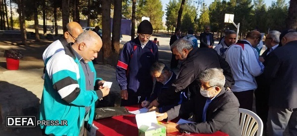 برگزاری همایش پیاده روی خانوادگی پیشکسوتان سپاه استان قم + تصاویر