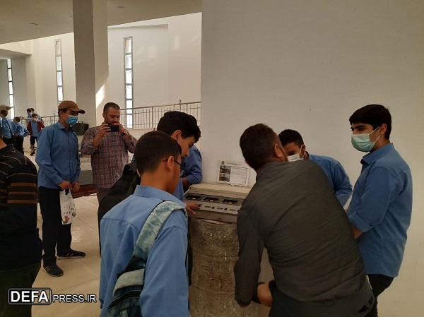 بازدید دانش آموزان از موزه انقلاب اسلامی و دفاع مقدس قم+ تصاویر
