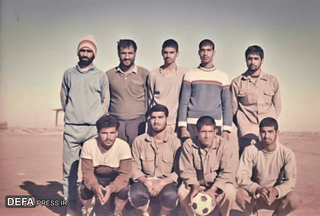 فوتبالیست‌های رزمنده در زمین‌های خاکی جبهه+ عکس