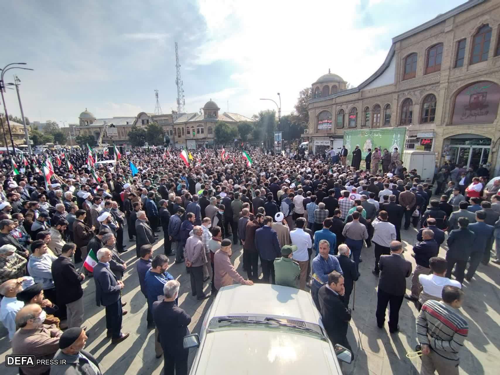 تشییع پیکر شهید «احسان مرادی» بر دستان مردم همدان +تصاویر