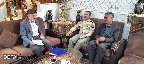 دیدار نماینده حفظ آثار دفاع مقدس نیروی زمینی ارتش در قم با خانواده‌های شهدا/ تصاویر