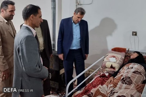 دیدار فرماندار نهاوند با مادر شهید «رضا احمدوند» +تصاویر