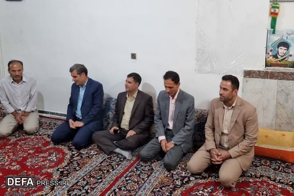دیدار فرماندار نهاوند با مادر شهید «رضا احمدوند» +تصاویر