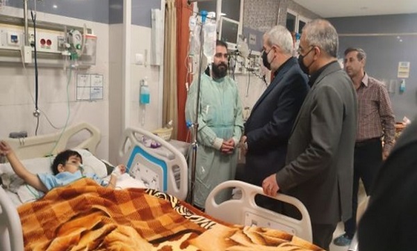 وزیر آموزش و پرورش به عیادت «آرتین» رفت/ دیدار با پدر دانش‌آموز شهید در شاهچراغ
