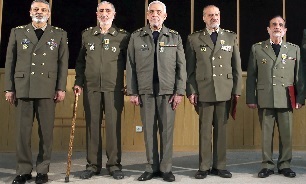 نشان فداکاری به ۴ فرمانده اسبق نیروی زمینی ارتش اهدا شد