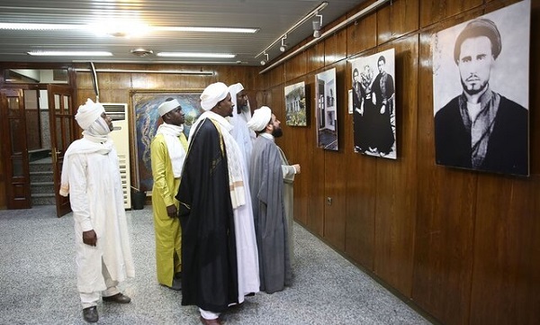 بازدید جمعی از علمای اهل تسنن آفریقا‎یی از حسینیه امام خمینی (ره)