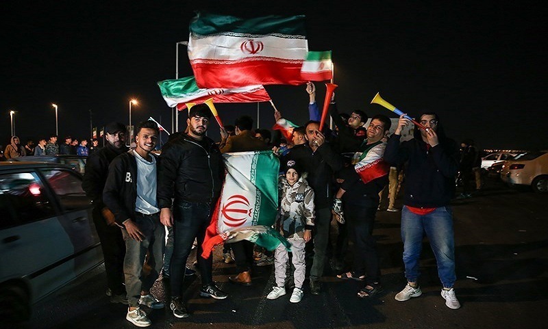 شادی مردم در خیابان؛ از اتحاد زیر پرچم سه‌رنگ ایران تا سیلی به دشمن