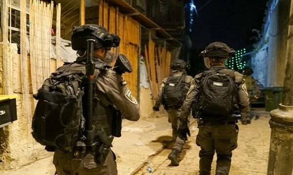 بازداشت ۱۶ فلسطینی در یورش نظامیان صهیونیست به قدس و کرانه باختری