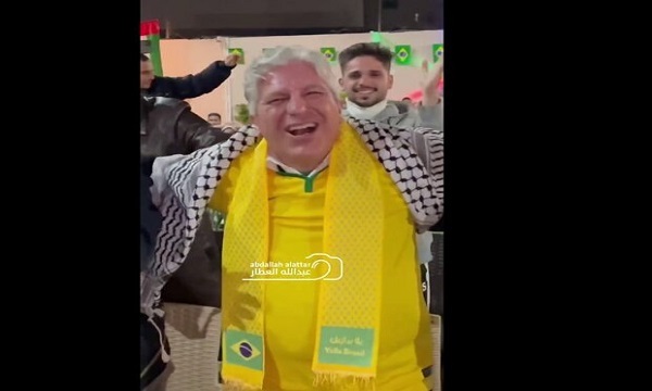 شادی سفیر برزیل با چفیه فلسطینی پس از پیروزی مقابل تیم ملی سوئیس