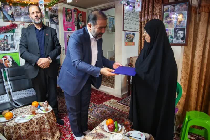 استاندار اصفهان با خانواده سردار شهید حاج علی قوچانی دیدار کرد