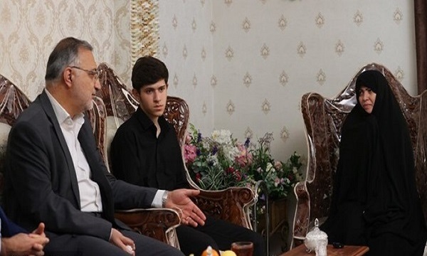دیدار شهردار تهران در نخستین روز بهار با خانواده شهید دارابی