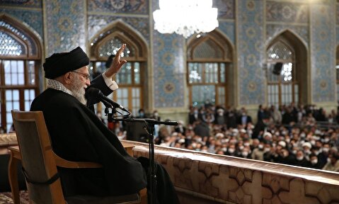 امام خامنه‌ای: منظور دشمن از دگرگونی، تغییر هویت جمهوری اسلامی است/ دشمن به دنبال تغییر مردم سالاری اسلامی به یک حکومت باب میل استکبار است