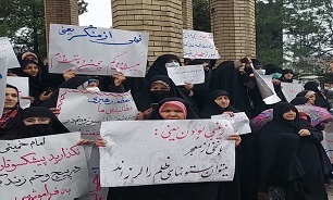 تجمع جمعی از بانوان مطالبه‌گر گیلانی در مقابله با ناهنجاری‌ها