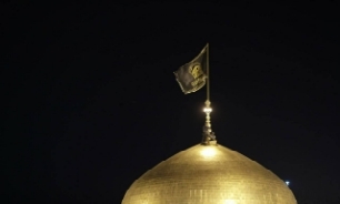 اهتزاز پرچم عزا در حرم مطهر رضوی به احترام شهدای حادثه تروریستی کرمان