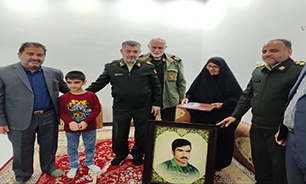 تجلیل از خانواده شهید انتظامی دوران دفاع مقدس «فاخر زاهدی» در اهواز