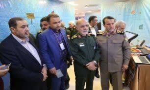 سردار «عبداللهی» ازغرفه کهگیلویه و بویراحمد از نمایشگاه «دستاورد‌های بنیاد حفظ آثار و نشر ارزش‌های دفاع مقدس در حوزه فضای مجازی» بازدید کرد