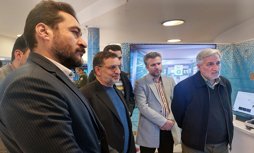 امیر سرتیپ «نائینی» از نمایشگاه «دستاورد‌های بنیاد حفظ آثار و نشر ارزش‌های دفاع مقدس در حوزه فضای مجازی» بازدید کرد