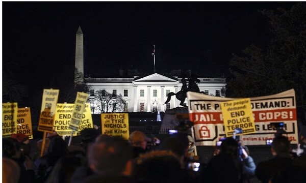 تظاهرات هزاران آمریکایی معترض به جنگ مقابل کاخ سفید