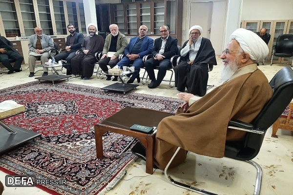 اعضای ستاد استانی حماسه اسلامی ششم بهمن آمل با آیت الله «جوادی آملی» دیدار کردند+ تصاویر