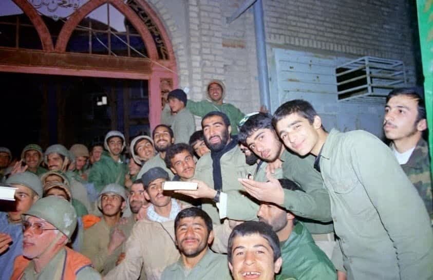 استقبال رزمندگان لشکر ۱۰ سیدالشهدا(ع) از سردار «علی فضلی» در شب عملیات کربلای ۴