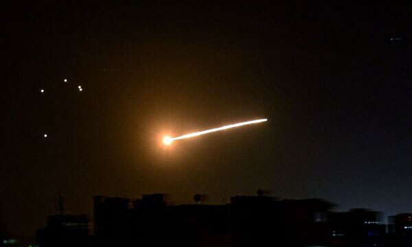مقابله پدافند هوایی سوریه با حمله اسرائیل به حومه دمشق