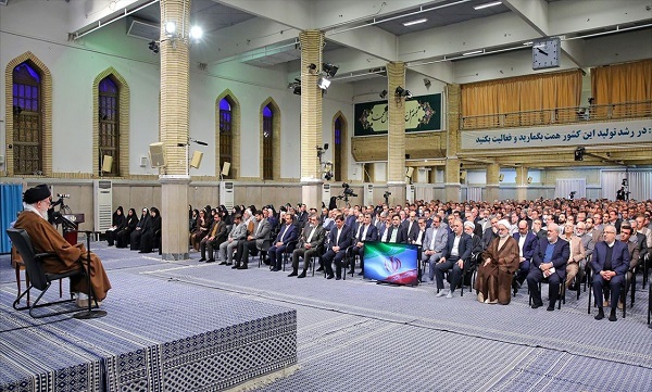جمعی از تولیدکنندگان و فعالان اقتصادی با رهبر معظم انقلاب اسلامی دیدار کردند