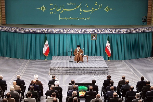امام خامنه‌ای: رشد چشمگیر بنگاه‌های بخش خصوصی تولیدی کشور/ مهم‌ترین وظیفه دولت بهبود فضای کسب و کار و برطرف کردن موانع آن است