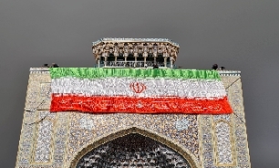 پرچم جمهوری اسلامی در صحن و سرای رضوی به اهتزاز درآمد