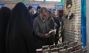بازدید استاندار کرمانشاه از غرفه اداره کل حفظ آثار دفاع مقدس