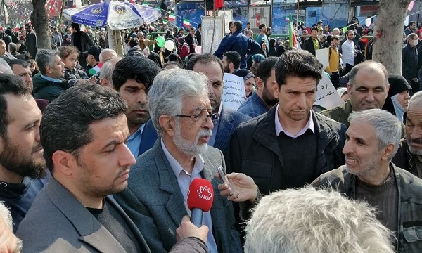 حداد عادل: مردم حضور امروز در جشن انقلاب را با مشارکت بالا در انتخابات تکمیل می‌کنند