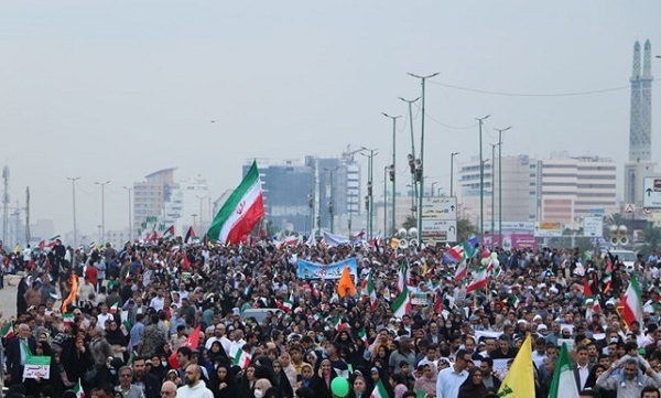 رویترز: ایرانیان پرچم‌های آمریکا و «اسرائیل» را آتش زدند
