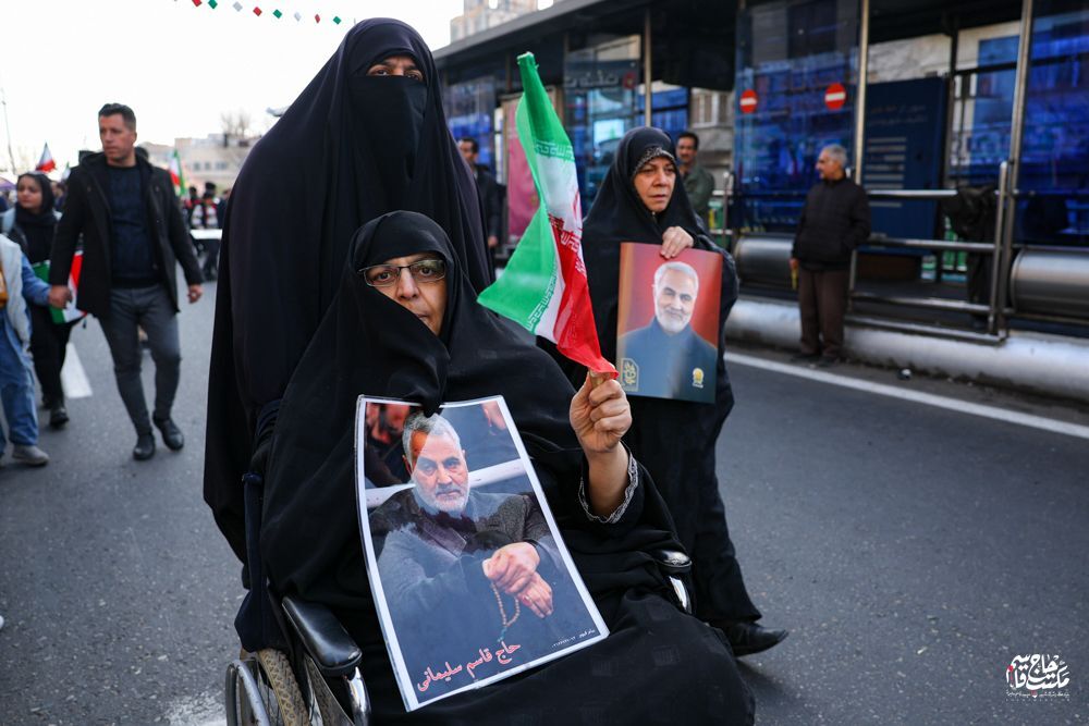 حاج قاسم سلیمانی، زنده‌ترین شرکت کننده راهپیمایی ۲۲ بهمن+ تصاویر