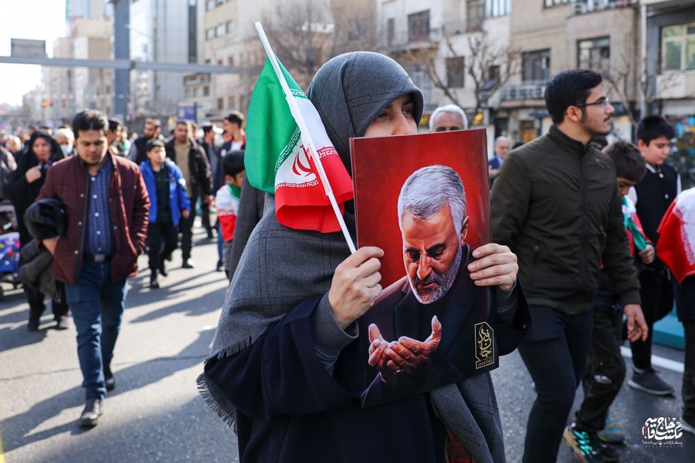 حاج قاسم سلیمانی، زنده‌ترین شرکت کننده راهپیمایی ۲۲ بهمن+ تصاویر