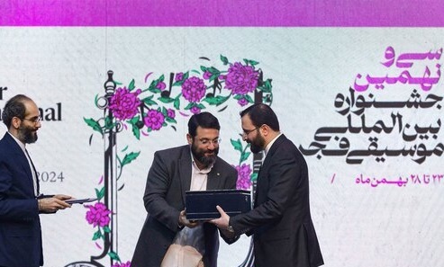قدردانی از خواننده «سلام فرمانده» در جشنواره موسیقی فجر