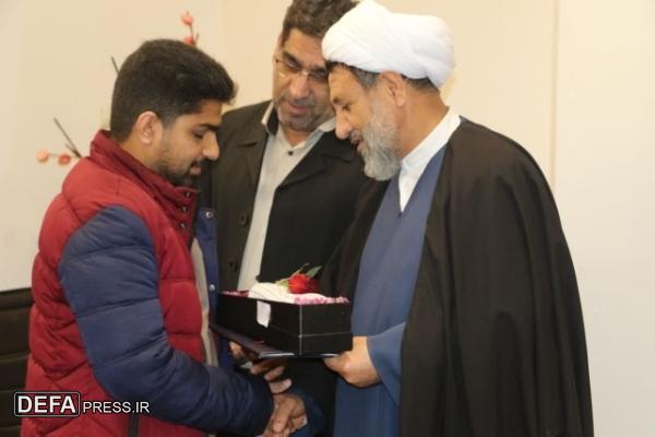 هدایای امام خامنه‌ای به قهرمانان مدال‌آور استان کرمان اهدا شد + تصاویر