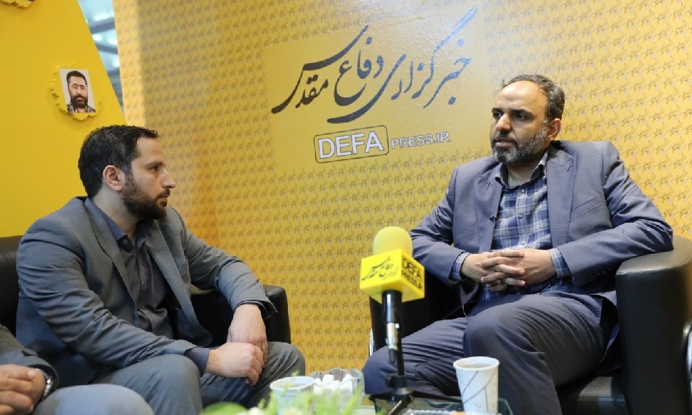 معاون مطبوعاتی وزیر فرهنگ و ارشاد اسلامی از غرفه خبرگزاری دفاع مقدس بازدید کرد