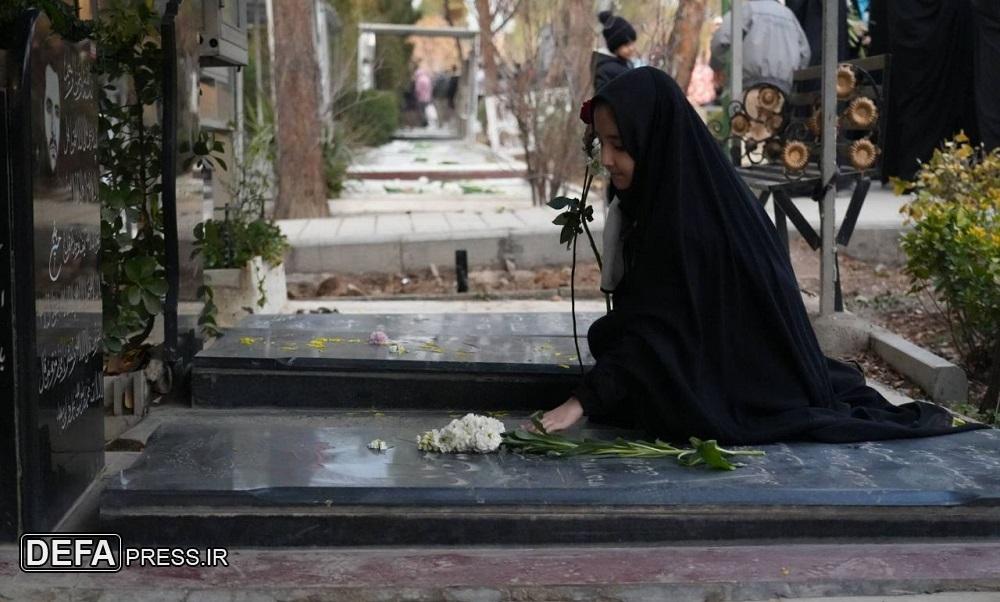 عطرافشانی گلزار شهدای بهشت زهرا (س) در یادواره ۲۴ هزار شهید تهران+ تصاویر