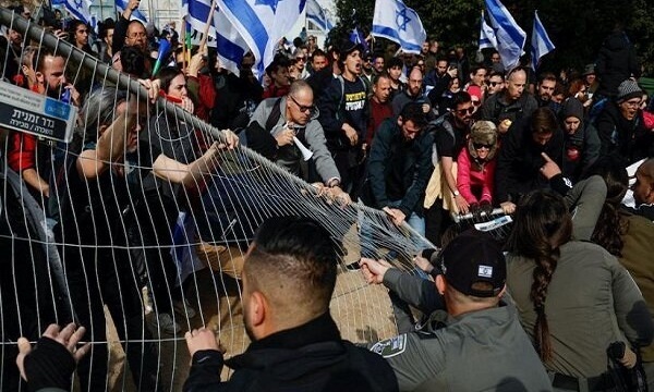 درگیری پلیس با شهرک‌نشینان در تظاهرات علیه نتانیاهو
