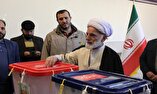 فیلم/ حضور نماینده ولی فقیه در استان مرکزی پای صندوق رای