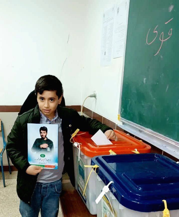 حضور فرزندان شهدا به نیابت از پدران شهیدشان پای صندوق‌های رای+ تصاویر