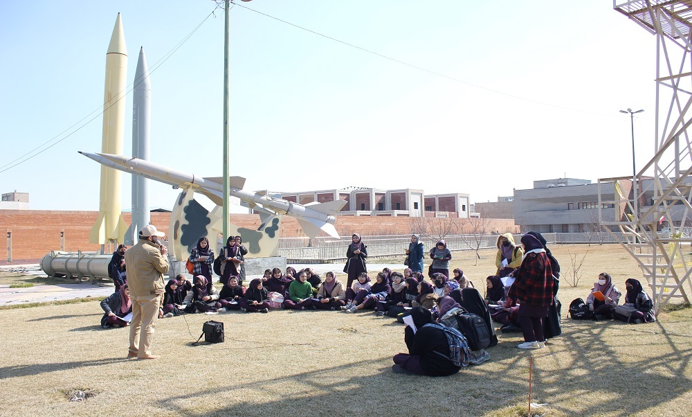 تصاویر/ بازدید دانش آموزان از مرکز فرهنگی و موزه دفاع مقدس استان مرکزی