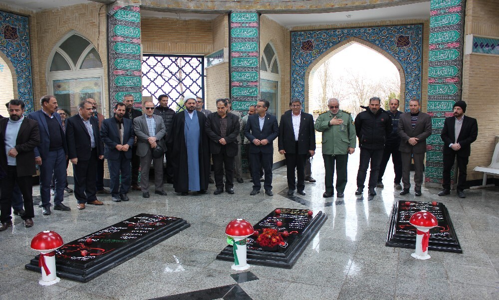 تصاویر/ ادای احترام مدیرکل حفظ آثار دفاع مقدس استان مرکزی به مقام شامخ شهیدان دانشگاه آزاد